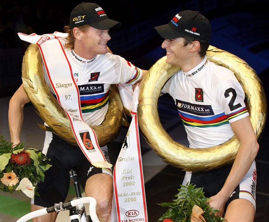 Mit dem Triumph (gemeinsam mit Bruno Risi, l.) am Sechstage-Rennen in Berlin verblüfft Franco Marvulli alle.