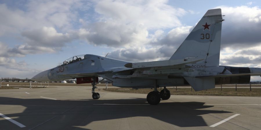 ARCHIV - Ein russisches Suchoi Su-30 Kampfflugzeug. Foto: Vitaliy Timkiv/AP/dpa