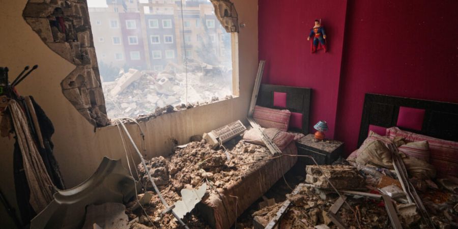 Ein beschädigtes Schlafzimmer in einem Gebäude, das bei einem israelischen Luftangriff getroffen wurde. Foto: Mohammed Zaatari/AP/dpa