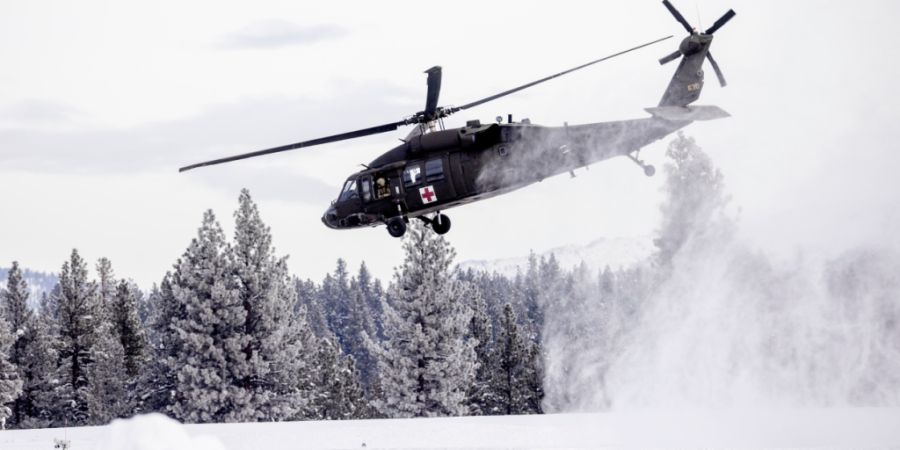 Ein Blackhawk-Hubschrauber der US-Armee hebt ab, um Skifahrer zu bergen, die bei einem Lawinenabgang ums Leben gekommen sind. Foto: Stephen Lam/San Francisco Chronicle/AP/dpa - ACHTUNG:...