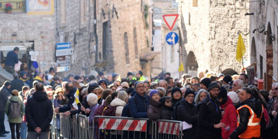 Pilger stehen Schlange, um die Gebeine des Heiligen Franziskus zu ehren. Foto: Gregorio Borgia/AP/dpa