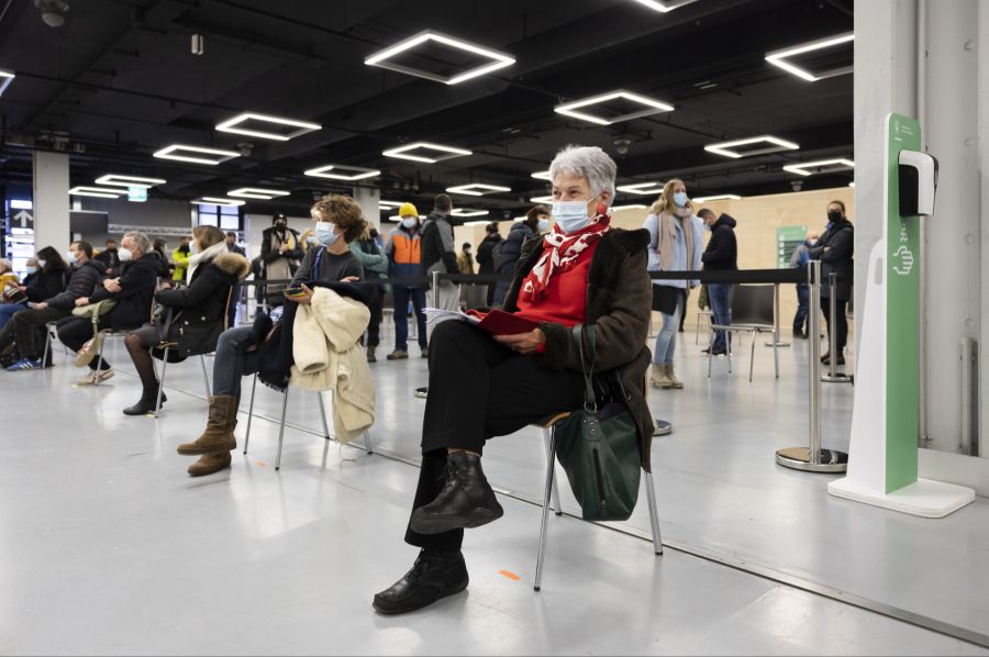 Mehrere Millionen Menschen liessen sich ab Dezember 2020 einen der Impfstoffe spritzen. (Archivbild)