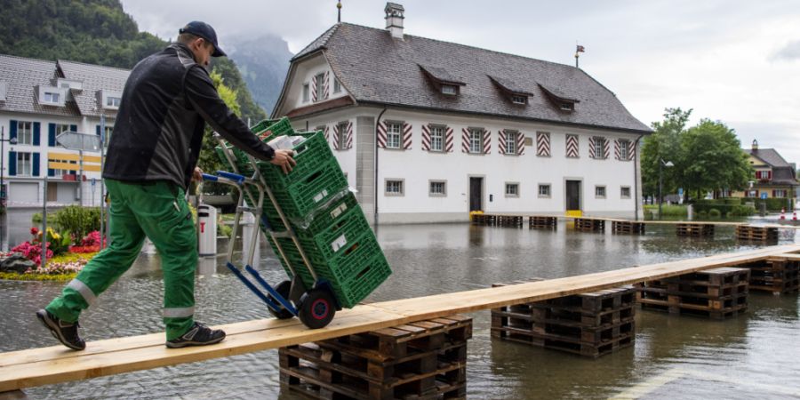 Die Nidwaldner Klimastrategie enthält auch einen Leitsatz zum Umgang mit Naturgefahren, wie hier einem Hochwasser im Dorfkern von Stansstad im Juli 2021. (Archivbild)