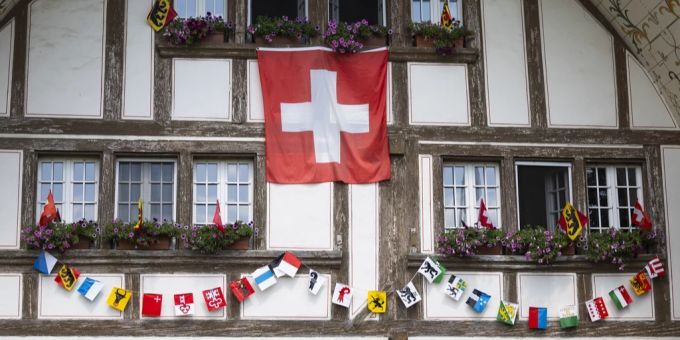 Am Nationalfeiertag nahmen Vertreter der Landesregierung viele repräsentative Termine wahr. Bauernhaus Flaggen Schweiz Kantone