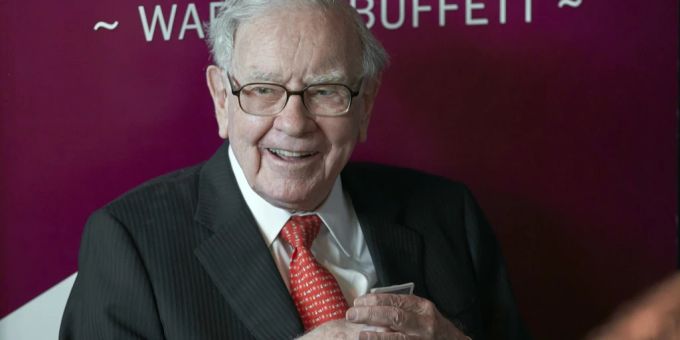 Die Investitionsgesellschaft von Warren Buffett hat die Hälfte ihrer Apple-Aktien verkauft. (Archivbild) warren buffett apple aktien