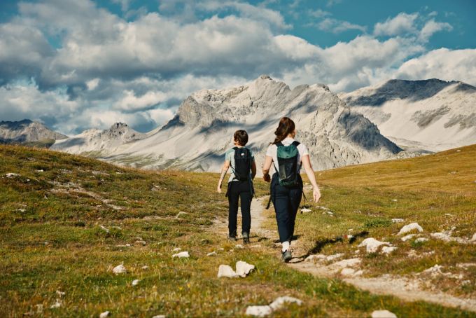 In einigen Gebieten im Bündnerland konnte sich das Romanische als Hauptsprache halten, zum Beispiel im Val Müstair, wo Vallader die offizielle Amtssprache ist. Val Müstair