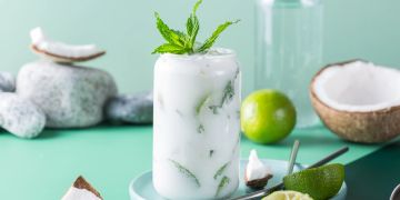 Kokosnuss-Cocktail mit Pfefferminz.