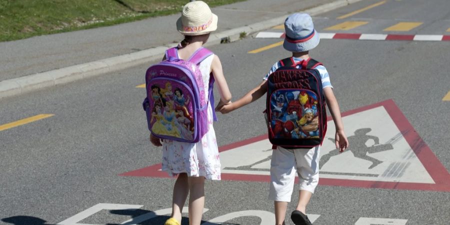 Zwei Kinder auf Schulweg