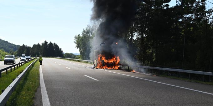 Rorschacherberg SG: Fahrzeugbrand auf Autobahn. Rorschacherberg SG