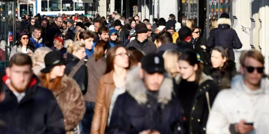 BAK-Chefökonom Claude Maurer rechnet mit einem positiven Zuwanderungssaldo von rund 80'000 Personen.