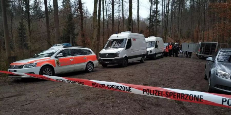 Die Polizei fand einen blutigen Stein mit DNA-Spuren der Mutter des Opfers.