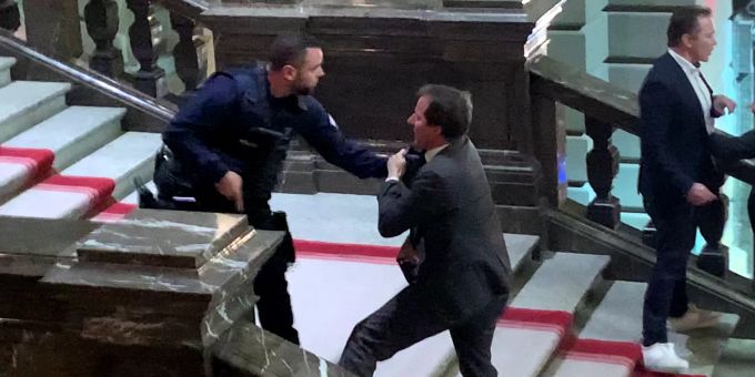 SVP-Fraktionspräsident Thomas Aeschi (Mitte) legt sich mit einem schwer bewaffneten Bundespolizisten an. Rechts im Bild SVP-Nationalrat Michael Graber. Thomas Aeschi Fedpol Stefantschuk