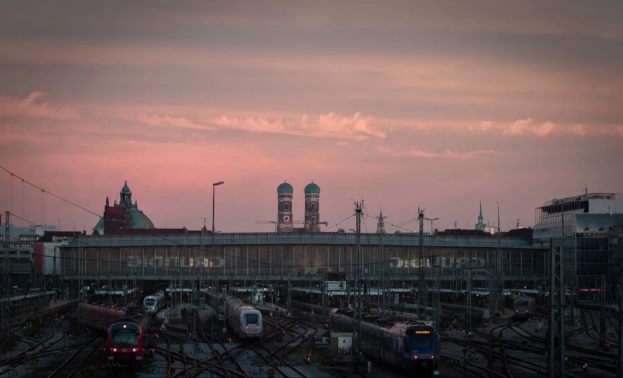 Der Hauptbahnhof München im Abendgrauen, oder ist es schon Morgen? Die Passagiere des ICE 881 wussten es wohl auch nicht mehr.