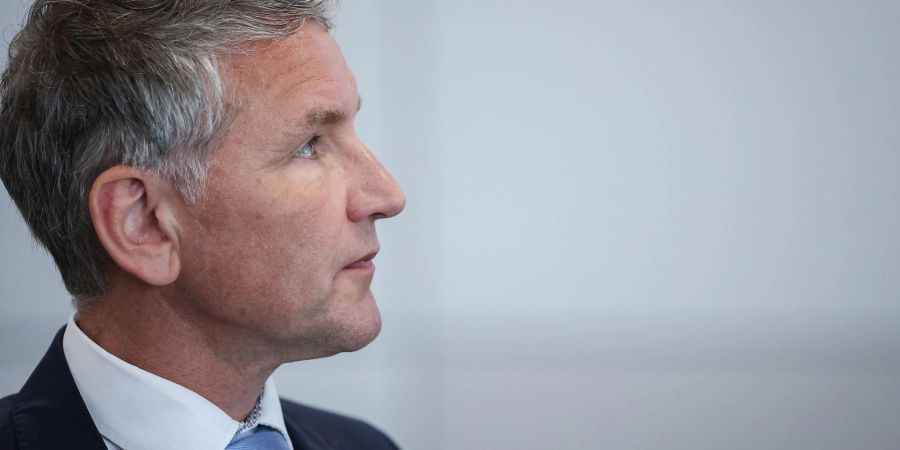 Das Landgericht Halle hatte Björn Höcke im Mai wegen des Verwendens von Kennzeichen verfassungswidriger und terroristischer Organisationen bereits verurteilt.