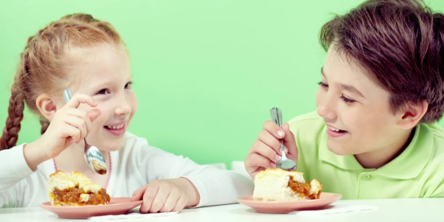 Junge und Mädchen gemeinsam essen