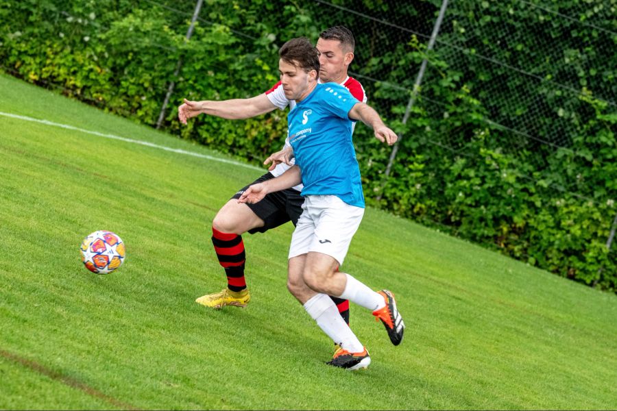 Fabio Gerber (FC Shoppy/vorne) im Zweikampf mit Gents Aliqi (FC Schönbühl/hinten).