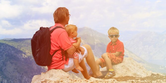 Vater mit Kindern auf Berg