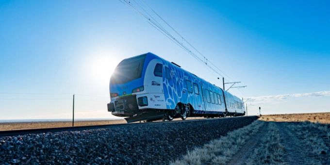 Ein wasserstoffbetriebener Zug des Ostschweizer Bahnunternehmens Stadler hat sich einen Eintrag im Guinnessbuch der Weltrekorde gesichert. Ein wasserstoffbetriebener Zug des Ostschweizer Bahnunternehmens Stadler hat sich einen Eintrag im Guinnessbuch der Weltrekorde gesichert.