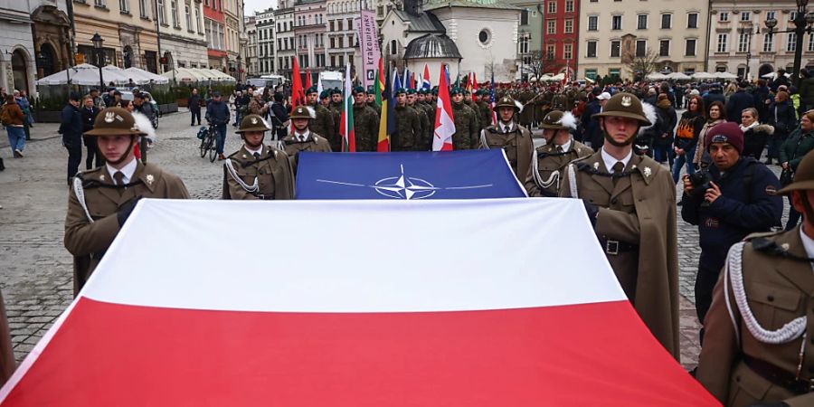 ARCHIV - Soldaten der polnischen Armee sind auf dem Hauptplatz zu sehen, während sie an den offiziellen Feierlichkeiten zum 25. Jahrestag des Beitritts Polens zur Nato teilnehmen. Foto: Beata Zawrzel/ZUMA Press Wire/dpa