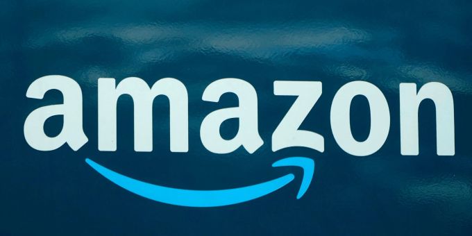 Italien verhängt eine Strafe von über 120 Millionen Euro gegen Amazon. Amazon verkauft Waren nicht nur selbst, sondern tritt auch als Plattform für andere Händler auf.