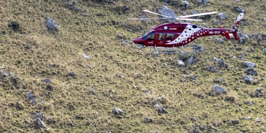 Ein Rettungshelikopter der Air Zermatt bei einer Übung. (Archivbild)