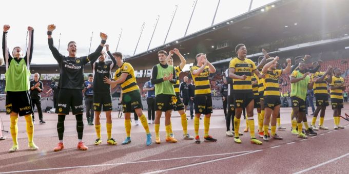 Die Spieler von YB feiern nach dem Sieg gegen den FCZ vor den mitgereisten Fans. yb