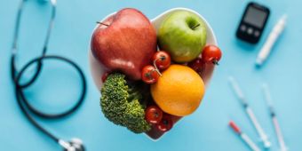 Obst und Gemüse in Schale aus Herzform Hintergrund Stethoskop Spritzen