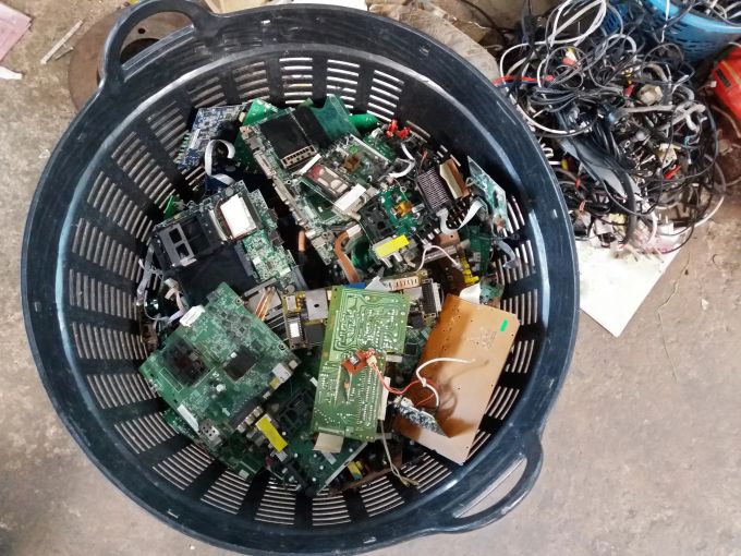 Ohne Recycling werden wertvolle Rohstoffe nicht zurück in den Produktionskreislauf gegeben. Rohstoffe