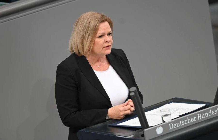 SPD-Innenministerin Nancy Faeser sieht «Extremisten und Populisten» in der Mitverantwortung. Mit «völlig entgrenzten verbalen Anfeindungen» schürten sie ein «Klima der Gewalt». (Archivbild)