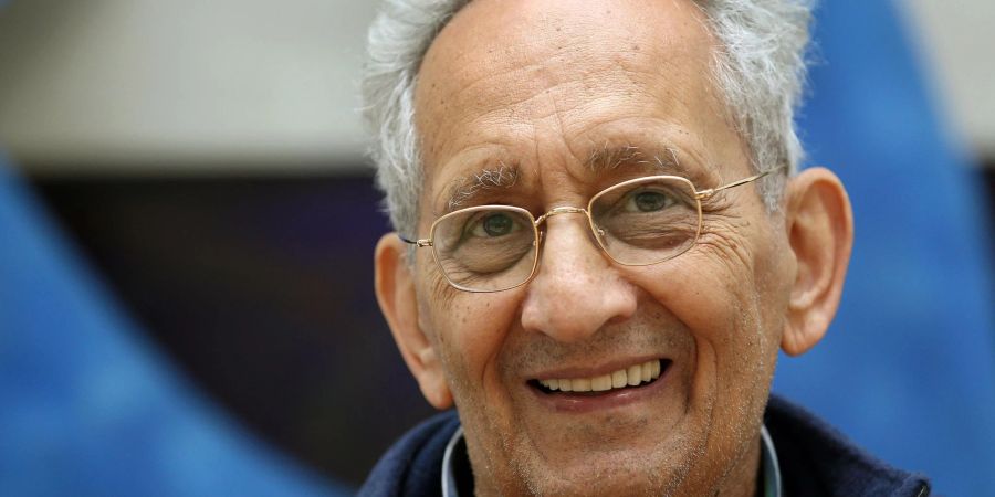 Der US-amerikanische Künstler Frank Stella posiert im Kunstmuseum Wolfsburg vor einem seiner Werke.