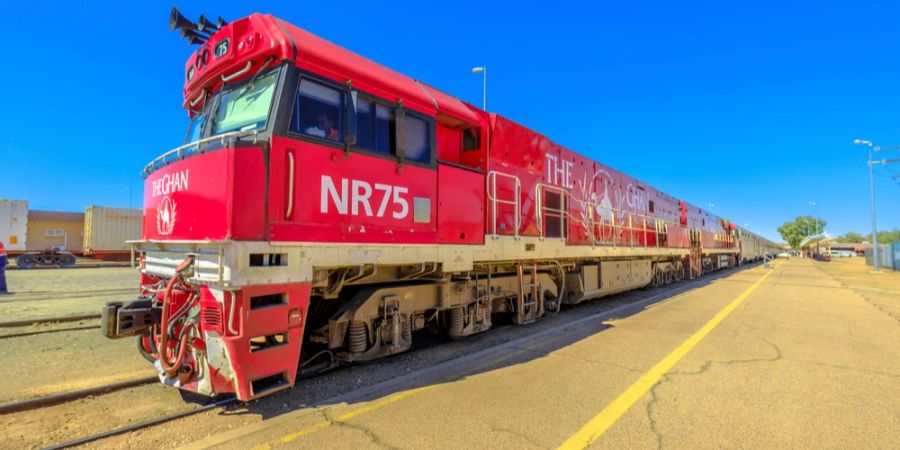 The Ghan Zug Australien rote Lokomotive