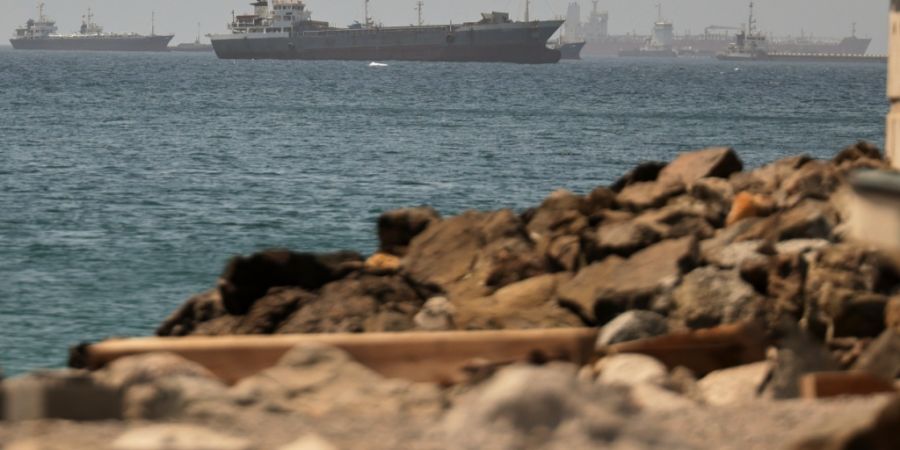 ARCHIV - Im Golf von Oman, entlang der Schifffahrtsrouten zwischen der Straße von Hormus und dem Arabischen Meer Tanker und Frachtschiffe zu sehen. Foto: Uncredited/AP/dpa