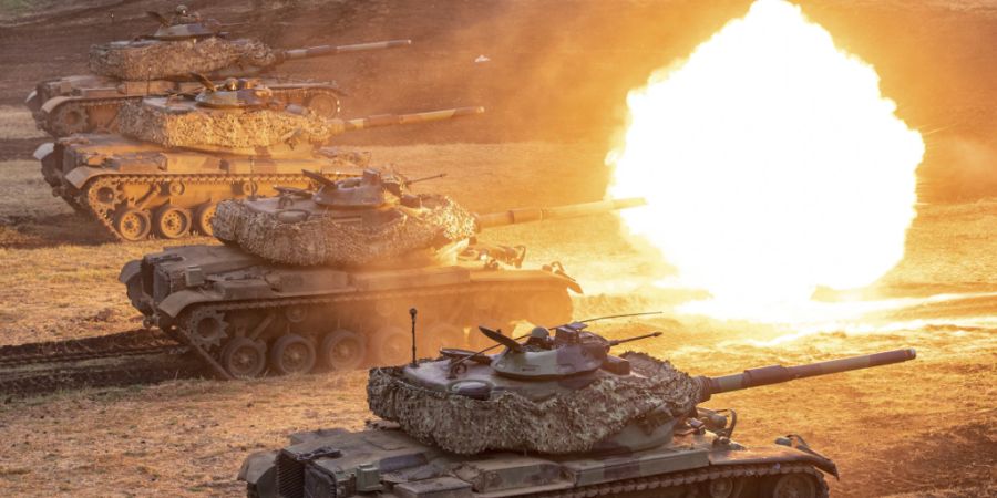 HANDOUT - Auf diesem von der Taiwan Military News Agency veröffentlichten Foto feuern Taiwans M60A3 Patton Kampfpanzer während der jährlichen Han Kuang Militärübungen in Penghu Cou...