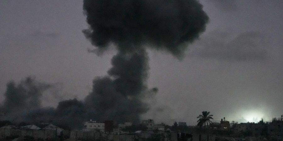 dpatopbilder - Nach einem israelischen Militärangriff im zentralen Gazastreifen steigt Rauch in den Himmel. Foto: Abdel Kareem Hana/AP/dpa/Archivbild