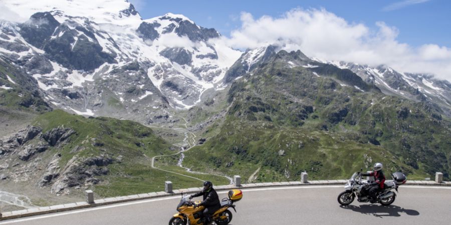 Motorradfahrer können ab kommenden Freitagnachmittag den Sustenpass wieder befahren. (Archivbild)