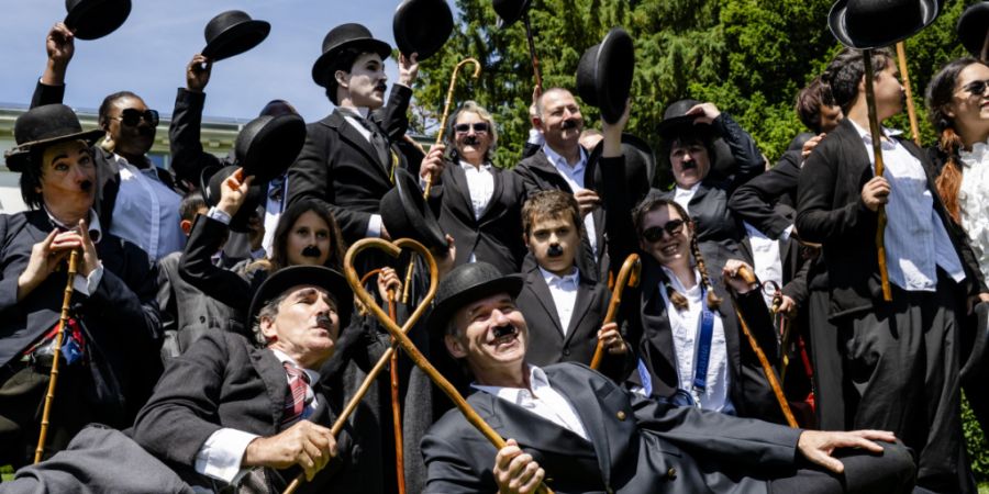 429 als Charlie Chaplin verkleidete Menschen versammelten sich am Sonntag in den Gärten des Museums.