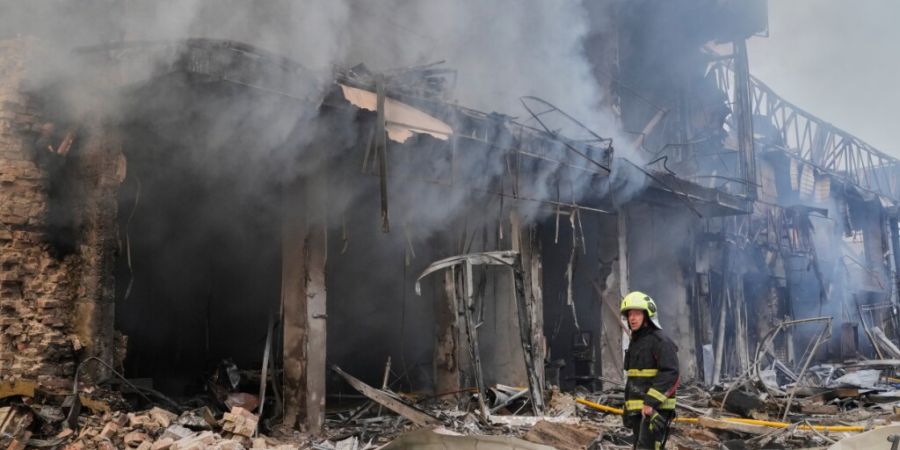 Ein Feuerwehrmann löscht das Feuer auf einem Marktplatz in Kiew, der von russischen Raketen während eines Luftangriffs getroffen wurde. Foto: Efrem Lukatsky/AP/dpa