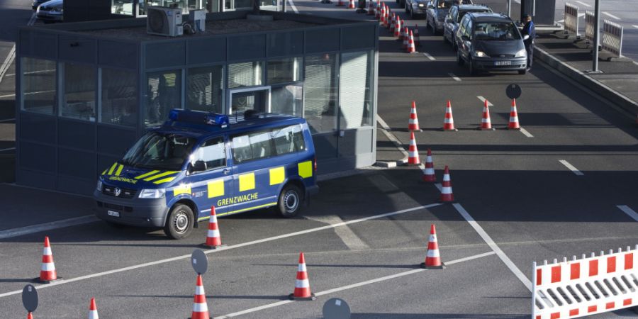 Laut Aargauer Regierungsrat sind systematische Strafregister-Prüfungen von Grenzgängern sowie von Gesuchen für eine Aufenthaltsbewilligung von EU-Bürgern nicht erlaubt. Auf dem Bild...