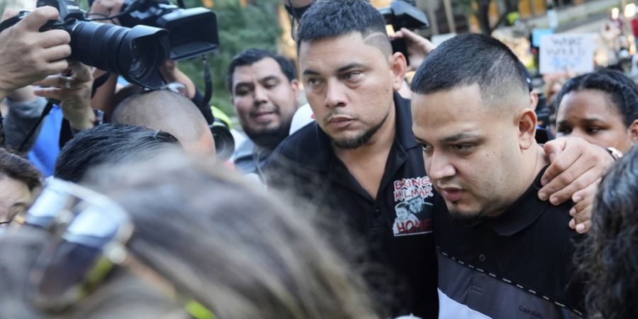 ARCHIV - Kilmar Abrego Garcia (r) und sein Bruder Cesar Abrego Garcia (M) kommen in der Außenstelle der Einwanderungs- und Zollbehörde ICE in Baltimore an. Foto: Stephanie Scarbrough/...