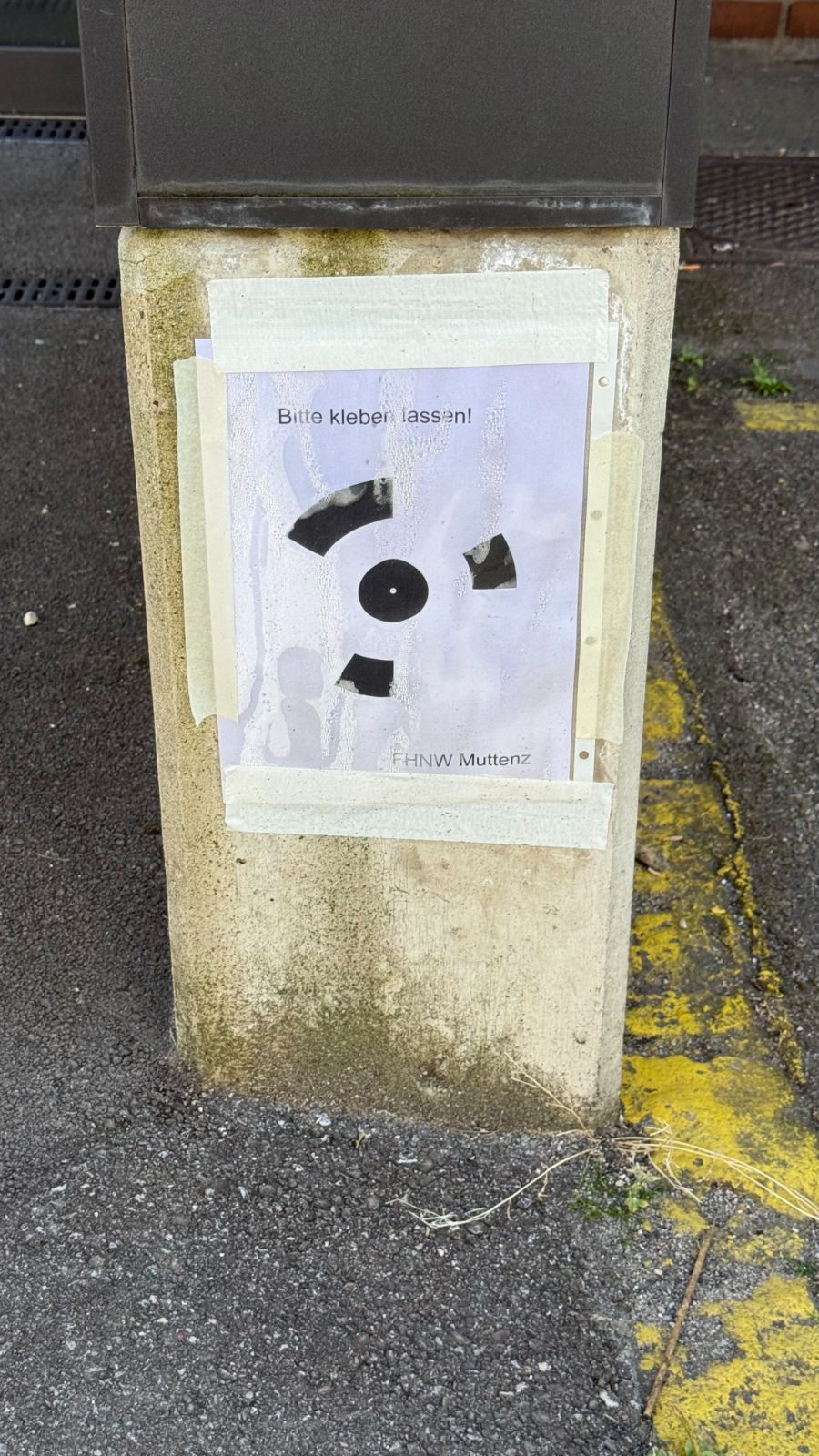 «Bitte kleben lassen» ist auf dem Flyer vermerkt.