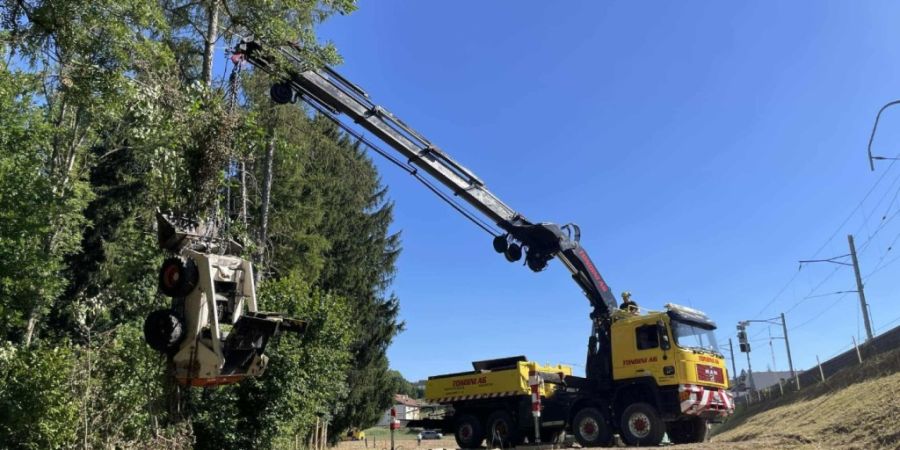 Die Baumaschine wurde von einem Abschleppdienst abtransportiert.