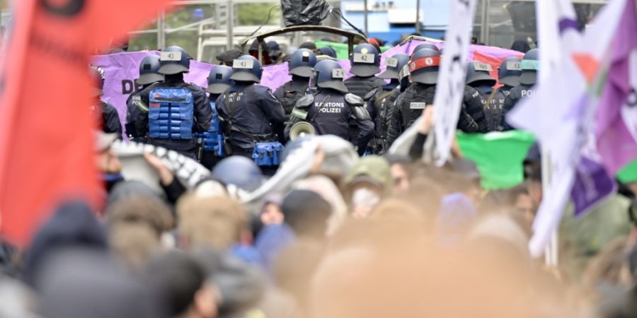 Der Polizeikessel vom 1. Mai 2023 in Basel hat sowohl verwaltungs- wie auch strafrechtliche Verfahren zur Folge. Am Dienstag wurde ein Demonstrant wegen Hinderung einer Amtshandlung ver...