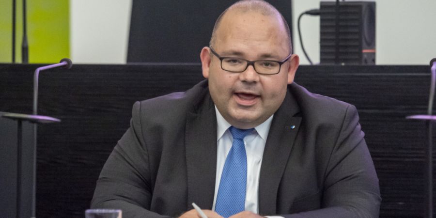 Die Luzerner Bildungsdirektor Armin Hartmann (SVP) will auch künftig schriftliche Abschlussprüfungen im Fach Allgemeinbildung. (Archivfoto)