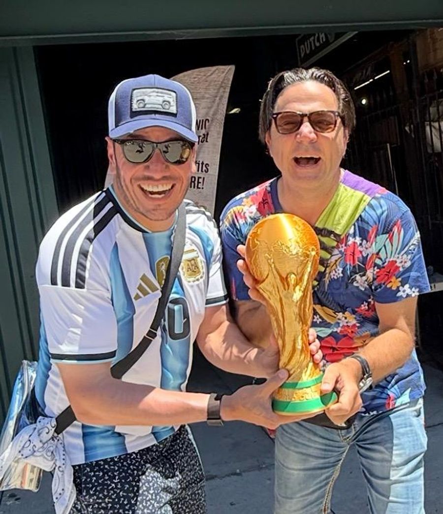 Mischi trifft einen Argentinien-Fan mit WM-Pokal.