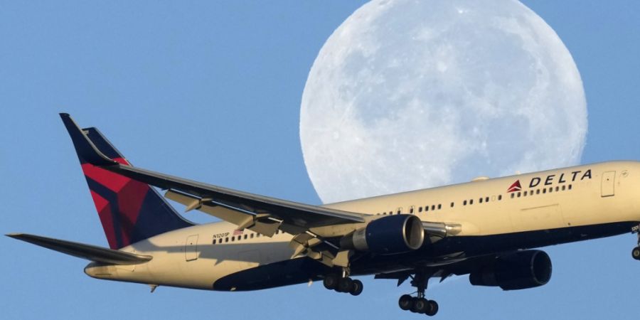Die weltgrösste Fluggesellschaft Delta Air Lines hat im zweiten Quartal trotz hoher Kerosinpreisen einen Gewinn eingeflogen. Dies war vor allem dank höherer Ticketpreisen möglich.(Ar...