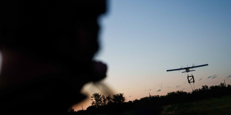 ARCHIV - Ein Soldat der ukrainischen K-2-Brigade startet an der Front in der ukrainischen Region Donezk eine Mittelstrecken-Drohne in Richtung russischer Stellungen. Foto: Evgeniy Malol...
