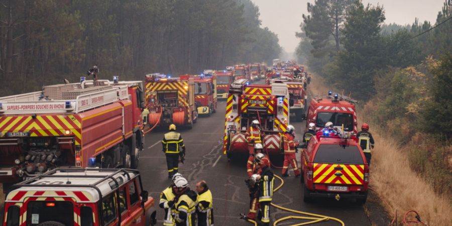 Seit Mittwoch wurden im Südwesten Frankreichs über 200'000 Menschen evakuiert und mehr als 42'000 Hektar Wald und Buschland zerstört.