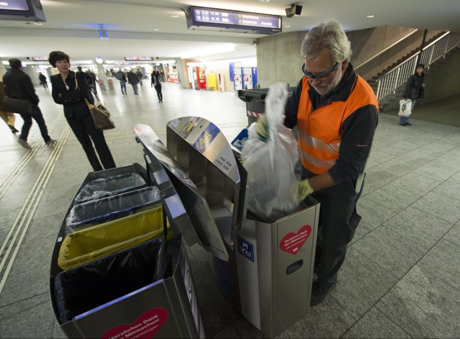 Jeder Bahnhof unterliege festgelegten Reinigungstouren.
