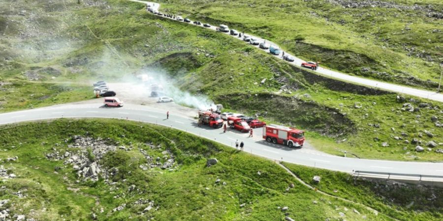 Am Flüelapass brannte am Dienstagnachmittag ein Auto.