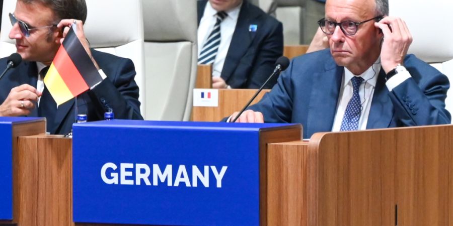 Bundeskanzler Friedrich Merz (r, CDU) nimmt neben Emmanuel Macron, Präsident von Frankreich, an der Arbeitssitzung beim Nato-Gipfel dem Treffen des Nordatlantikrats auf Ebene der Staa...